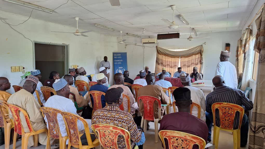 WFP_Cameroon's tweet photo. #Cameroon🇨🇲

✅ Collaboration reinforced
✅ Ownership established 
✅ Ongoing activities highlighted 

@WFP held an information session with local authorities 🇨🇲 and partners to analyse the operational implementation of #PULCCA in #Logone-and-Chari Division 

#ZeroHunger https://t.co/YJS4s3708w