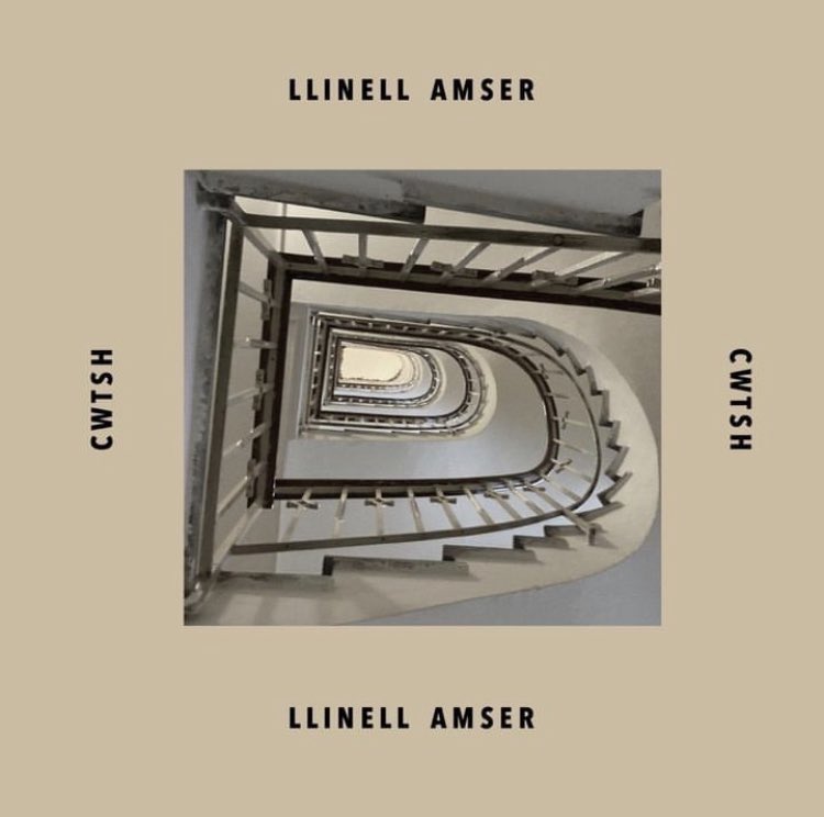 Ydych chi wedi clywed ein albwm diweddaraf? ☀️🎸 Dyma’r linc: orcd.co/llinellamser ac ar Bandcamp: cwtsh.bandcamp.com