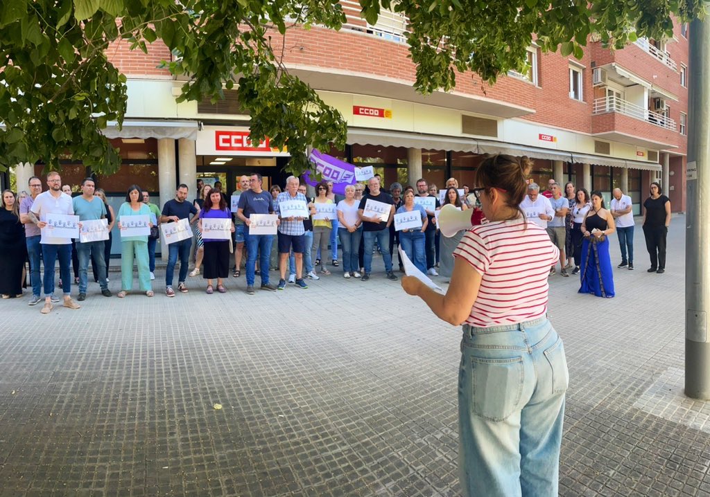 ccoovormaros's tweet photo. Iniciem la setmana amb una nova aturada davant de les seus de @ccoovormaros. Un nou minut en record d’una víctima de violència de gènere. Un minut d’indignació, ràbia i crida en contra d’aquest mal endèmic que no ens cansem de denunciar. #ProuJa #ensvolemvives https://t.co/SHvA0lf6gN