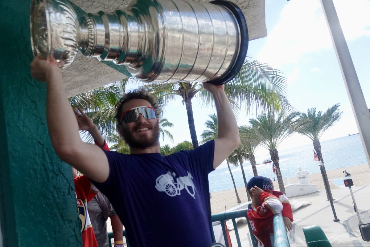 PhotoSSentinel's tweet photo. SWEEEET!  @FlaPanthers @TKACHUKycheese_ hoists @StanleyCup T @elboroomsf in @FTLCityNews @NHL https://t.co/Cv6JmQxcmu