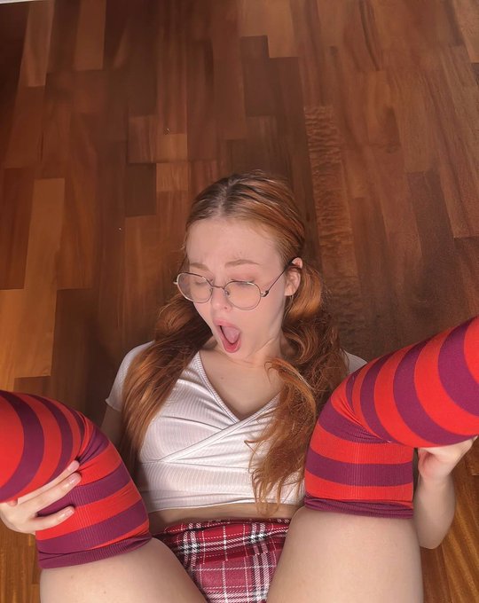 sending FULL pics without the bra to everyone who says hi 👀 https://t.co/TBtFejsSZF