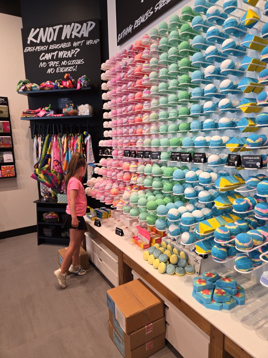 CopperCreek336's tweet image. Looking for something fun to do? Check out the new Lush store at Friendly Center! Lush features bath products, including lots of fun bath fizzers!

#thingstodo #newstore #friendlycenter #retreatatcoppercreeekapartments #greensboro #northcarolina #greensboroliving #336living...