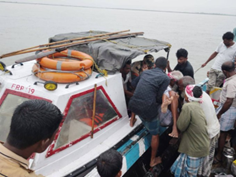 sandra_bharati's tweet photo. Saluting the #BraveBordermen of 45 Bn #AlertBSF for their quick response in rescuing a seriously ill lady from Char Borer alga village.
Their dedication is an inspiration to all. #SavioursOfHumanity https://t.co/fxr0winPfw