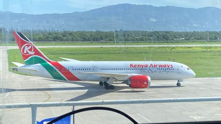 Premye group 400 polisye Kenyan yo rive sou tè peyi dAyiti a maten madi 25 juin an,jan sa te anonse a.