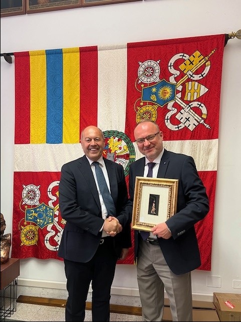 SlovakiaHolySee's tweet photo. Very cordial farewell meeting with Commander of  Pontifical Swiss Guard, Colonel Christoph Graf, to whom Ambassador of Slovak Republic🇸🇰 to Holy See 🇻🇦 and SMOM H.E. Marek Lisánsky thanked for excellent cooperation. https://t.co/PjLzfgukyJ