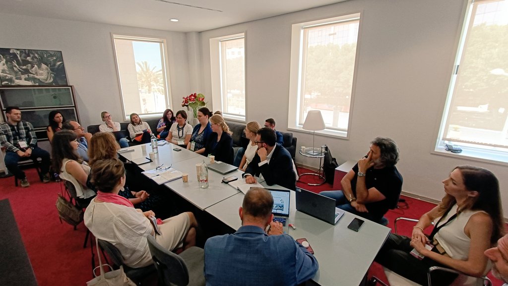 project_upper's tweet image. We&apos;re pretty chuffed to present our project to @RosalindeEU Clean Planet Director in the @EU_Commission
 Aquí estamos #MissionCities day one #UPPERProjectEu 🇪🇺🇪🇸