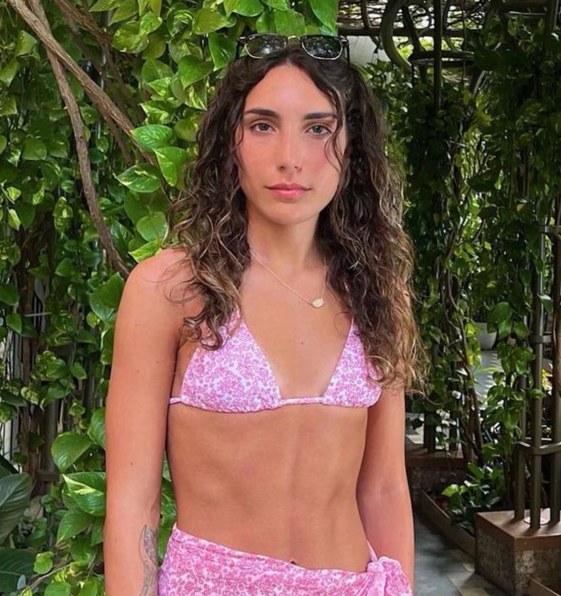 SilvaKnight20's tweet photo. @DramaAlert Nah @TheNadiaAmine out here looking like Weird Al Yankovic 😂🤣🤣 https://t.co/BYBSNZwGzJ