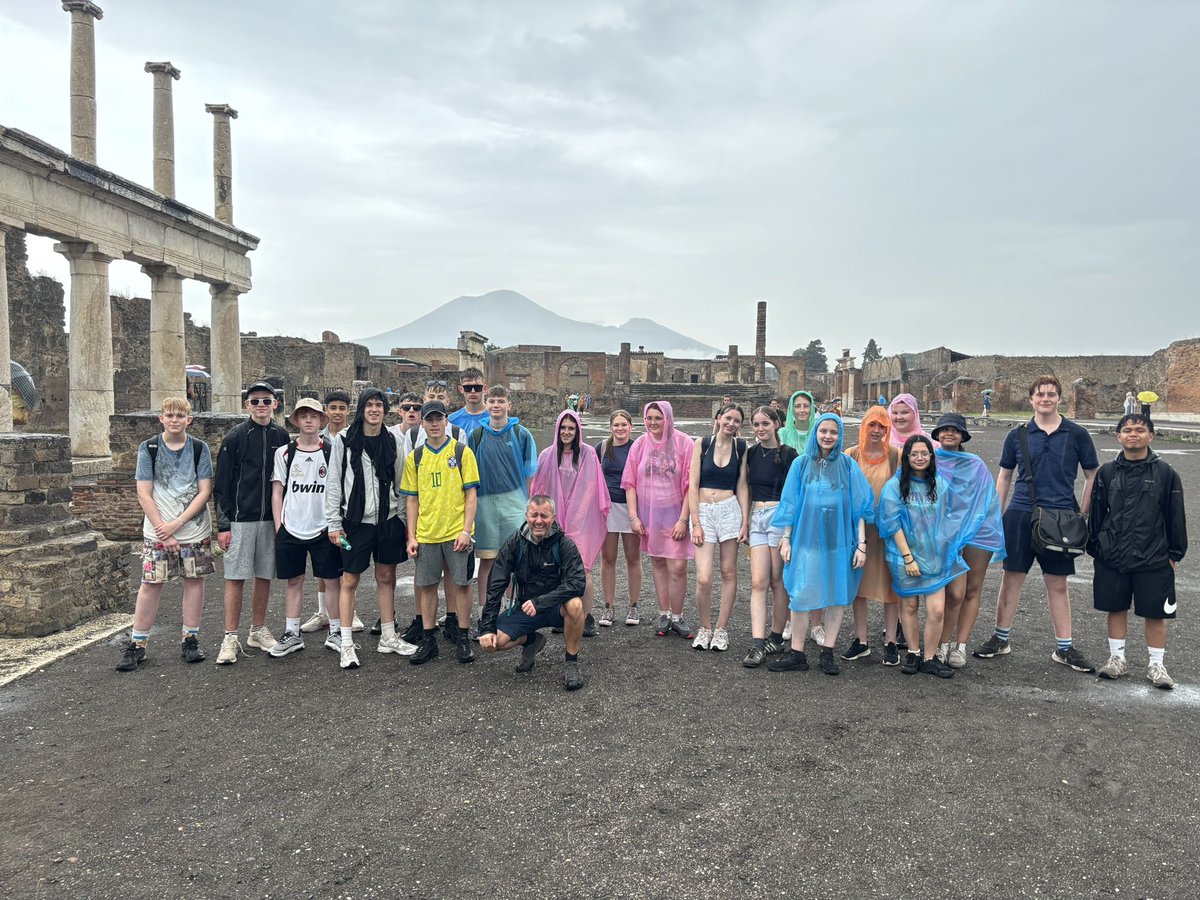 STMGeog's tweet photo. Beautiful morning at Vesuvius, weather changed for Pompeii, a very interesting day https://t.co/JqzRrPDQQh