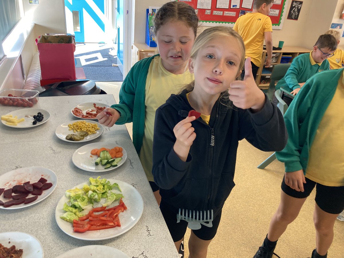 MrBeardPYP's tweet photo. Blasu bwydydd yn barod i greu pizzas iachus.
Sampling foods ready to make our own pizzas! 🍕🥒🥕🌽🧀🍅 @YsgolPenyPil https://t.co/KMPqY4Ip1t