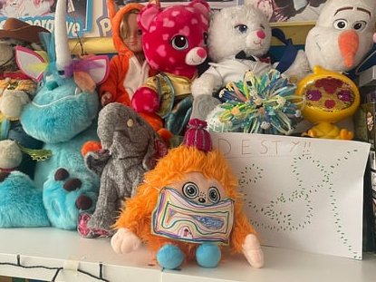 EdDesty's tweet image. DESTY snapped hanging out with friends! 📸

💕Our wonderful DESTY Mentors love sharing what DESTY gets up to in the classroom. From playful learning moments to meaningful mindfulness activities, see how DESTY is making a positive impact every day. 

#DESTYAndFriends #ClassroomFun
