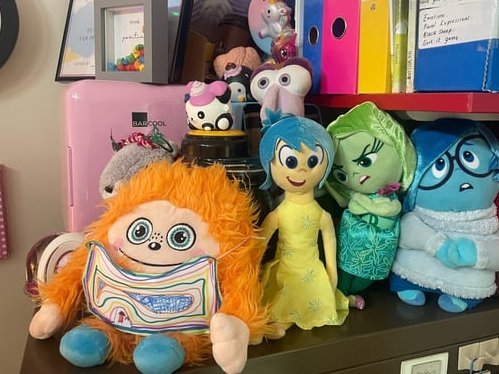 EdDesty's tweet image. DESTY snapped hanging out with friends! 📸

💕Our wonderful DESTY Mentors love sharing what DESTY gets up to in the classroom. From playful learning moments to meaningful mindfulness activities, see how DESTY is making a positive impact every day. 

#DESTYAndFriends #ClassroomFun