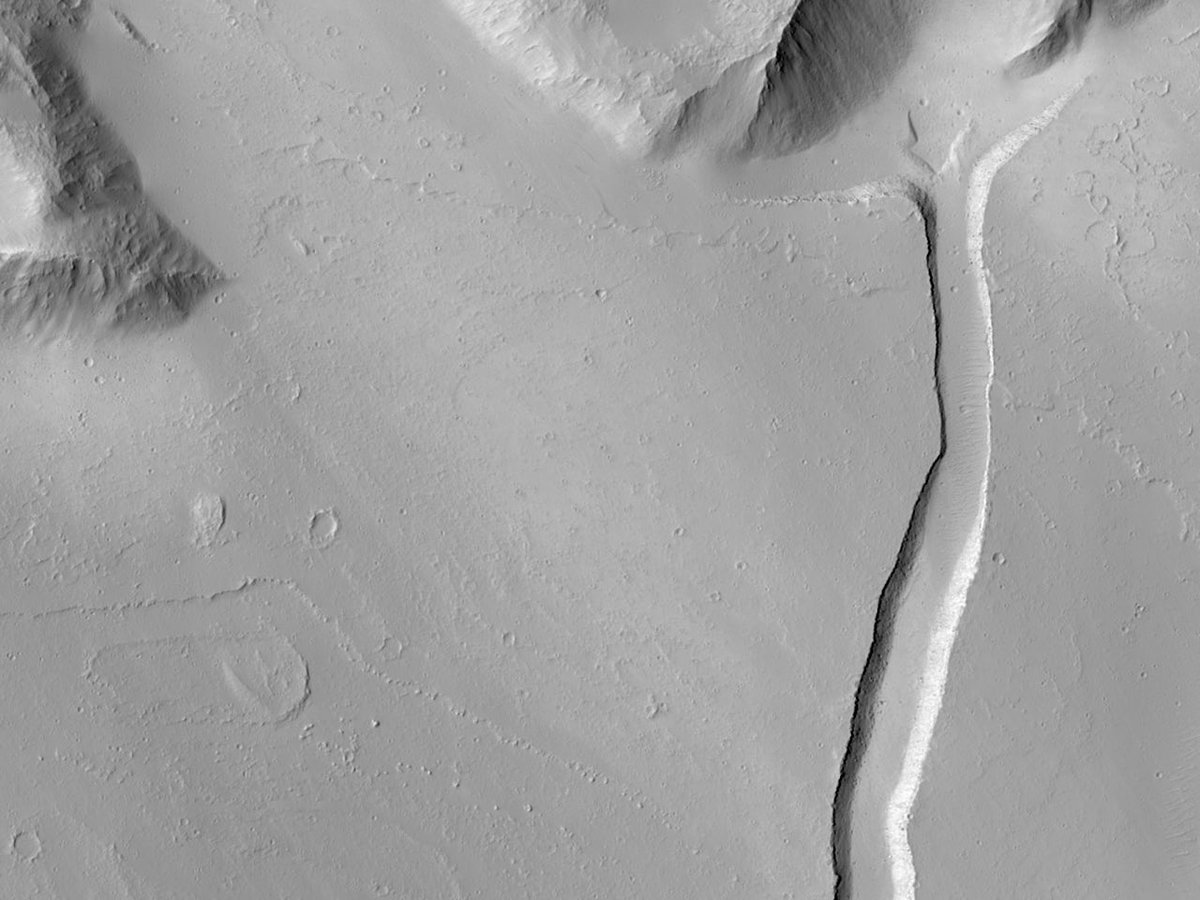 HiRISEWelsh's tweet image. Sianel i'r Dwyrain o Olympus Mons

rhif: ESP_051856_1990
dyddiad caffael : 19 Awst 2017 
uchder: 276 km

uahirise.org/hipod/cy/ESP_0…
NASA/JPL-Caltech/UArizona
#Mars #NASA #Cymraeg #Cymru #Welsh