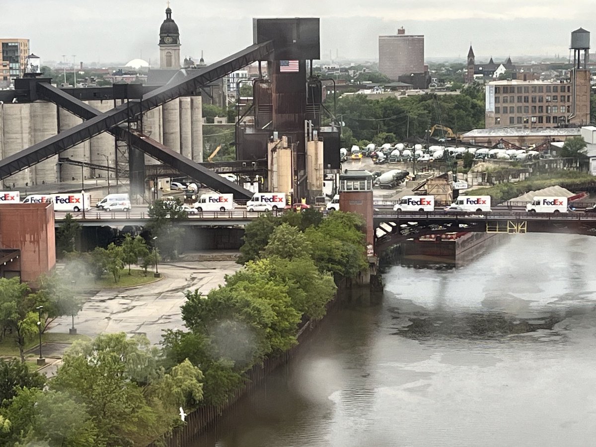 FuturesBenL's tweet photo. Kind of a gloomy morning in Chicago but if the number of fedex trucks on this bridge is any indication…going to be bright and sunny for the bulls today on the close $FDX https://t.co/TFhl0OekmL