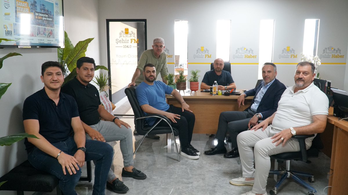 Şehrimiz yerel medyasında, yayın hayatına yeni başlayan Şehir FM ve Şehir Haber’i ziyaret ederek, Koç Medya Genel Yayın Koordinatörü Aziz Güvener ve ekibiyle bir araya geldik.

İmtiyaz sahibi Mükerrem Koç’a hayırlı olsun dileklerimizi ilettik. Yayın hayatında başarılar diliyorum.