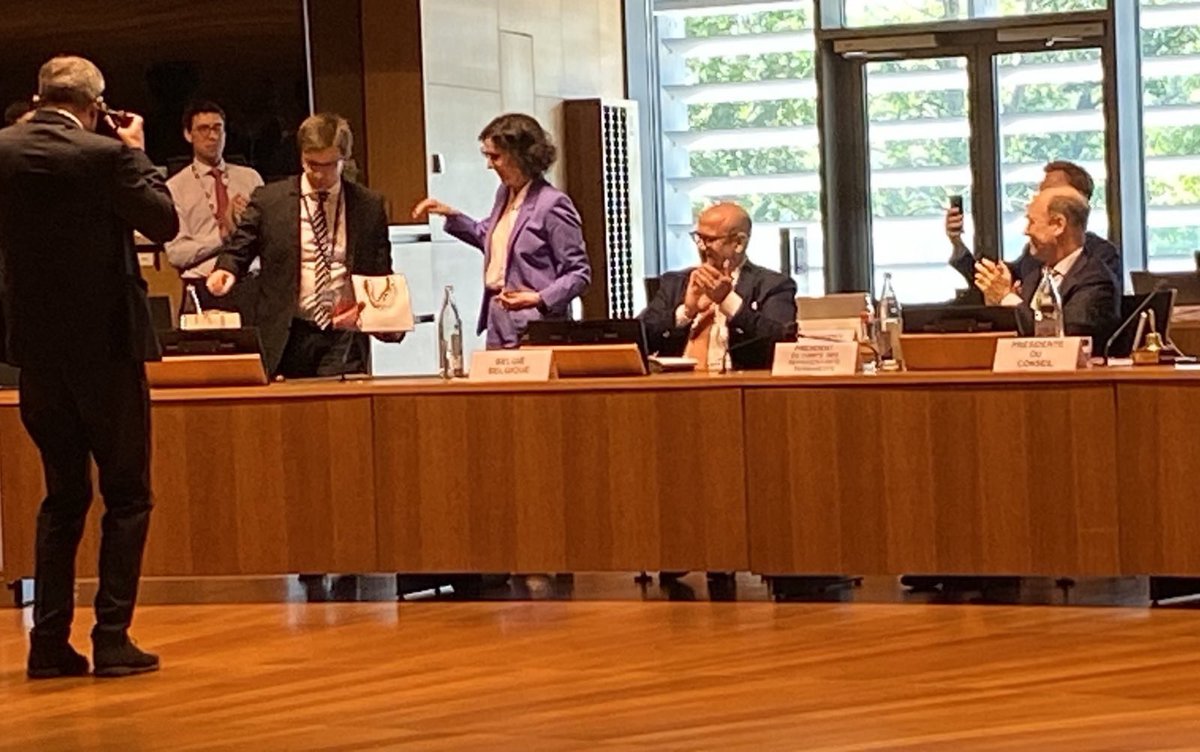 🇪🇺General Affairs Council has finished and the Belgian Presidency is nearly completed. Bell of the #GAC chair passed to Hungarian colleague. Well done @eu2024be and best wishes @hu24eu!

More about GAC 👉consilium.europa.eu/en/meetings/ga…