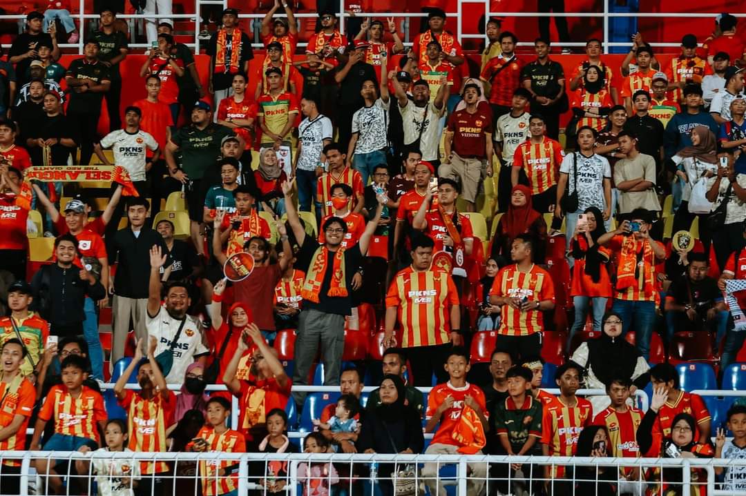 alifhaiqal02's tweet photo. DENDA 100 RIBU DAN APA FANS SELANGOR KENA BUAT

Ramai komen minta kelab bagi QR atau nombor akaun bank supaya mereka boleh support kelab.

Itu antara cadangan yang terpaling salah.
 
Pertama, ia salah dari segi undang-undang. Kelab bukan organisasi berdaftar untuk kutip sumbangan. Walaupun masih ada ruang untuk dilaksanakan dengan cara lain.

Kedua, kita merosakkan kelab bola. Cara kelab bola jana pendapatan yang konsisten bukan dengan cara minta derma. Ia sedikit pun tak menaikkan nilai komersial di mata bakal penaja.

Jadi, apa kita kena buat?

Bila kali terakhir kita beli jersi original? Beli kali terakhir kita beli merchandise original?

Tahukah kita, satu helai jersi fan issue di website https://t.co/A06exTR38k hanya berharga RM79 sehelai.

Dengan anggaran dan sangkaan SFC dapat 25% dari jualan. Sekurangnya 5,064 helai perlu dibeli oleh fans SFC.

Dengan purata 10,000 orang hadir stadium. Angka itu munasabah dan boleh dapat angka lebih banyak dari itu.

Anda masih beli copy ori? Sedih!

Anda pergi stadium pakai copy ori? Sedih!

Anda tak mampu beli original dan sanggup beli copy ori dan cakap: janji ada satu? Sedih!

Cuba tanya kelab, berapa helai jersey terjual dalam website official SFC? Siapa ada angkanya boleh reveal. Takut makin sedih.

Anda rasa RM79 mahal? Kita minta kelab buka option bayaran ansuran. Dua kali dan tiga kali bayar dengan debit kad. 

Kelab tak tahu nak buat? Kita pergi tunjuk kepada kelab apa plugin perlu guna dan apa payment gateway provider yang sediakan features begitu.

Kelab takut fans tipu? Pilih polisi setelah habis bayar penuh, baru order diproses untuk penghantaran.

Kelab takut order lambat siap dan ada masalah penghantaran? Panggil orang macam kami yang sudah biasa uruskan beribu parcel sehari dengan SOP dan sistem.

Apa positif kepada kelab?

Ada yang kata, paling banyak jersi kelab dibeli sekitar 3,000 helai untuk satu musim bagi satu kelab.

Apa jadi jika SFC dapat angka 6,000 helai dibeli terus melalui website? Itulah real data yang boleh dijual kepada penaja pada masa depan.

KALAU BETUL NAK SUPPORT SFC. SILA KE WEBSITE INI DAN BELI SATU.

https://t.co/A06exTR38k

++++

Ini tulisan pendengar Selangor FC melalui Radio Selangor suatu ketika dahulu. 

Tak layak nak gelar diri fans Selangor FC berbanding mereka yang tak pernah miss datang stadium dan beli merchandise original.

Yang pasti, saya tak pernah beli merchandise copy ori di kala tak mampu beli merchandise original.