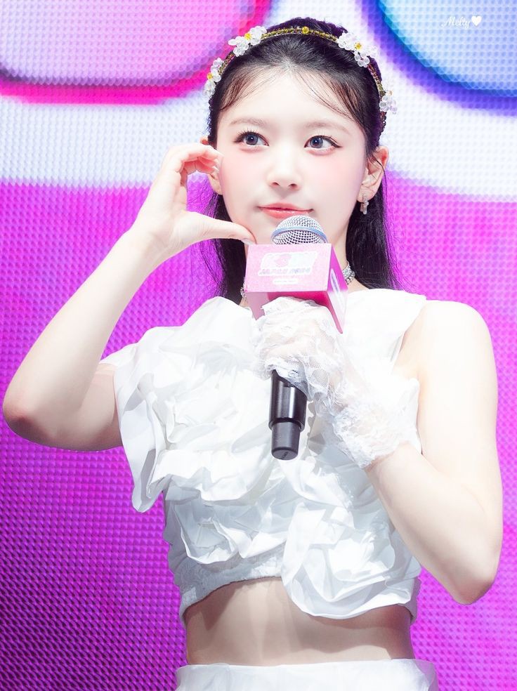 Kimwoonhax's tweet photo. @jiwooxng ia pun mengangguk “Sebelum acara selesai aku mau ngucapin terimakasih banyak buat Cadence yang hadir di malam hari ini, dan panitia yang sudah meramaikan sampai akhir kalian keren banget!! kalau gitu aku Maesya selaku MC pada malam hari ini ijin pamit undur diri, love you all!” https://t.co/lpYqnYAWfa