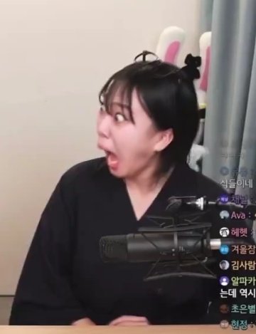 lets_dowe's tweet photo. @felissoo Youngji's expression when Na PD say that she was kyungsoo's girlfriend😭😭😭 https://t.co/0uU5UxJlHA