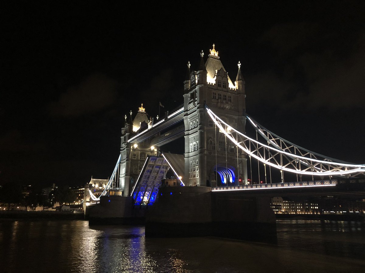 UKLondonWalker's tweet photo. なかなかないシリーズのオマケ。
夜のタワーブリッジ開脚中。
Rising the tower bridge🇬🇧 https://t.co/PWv4G97P1y