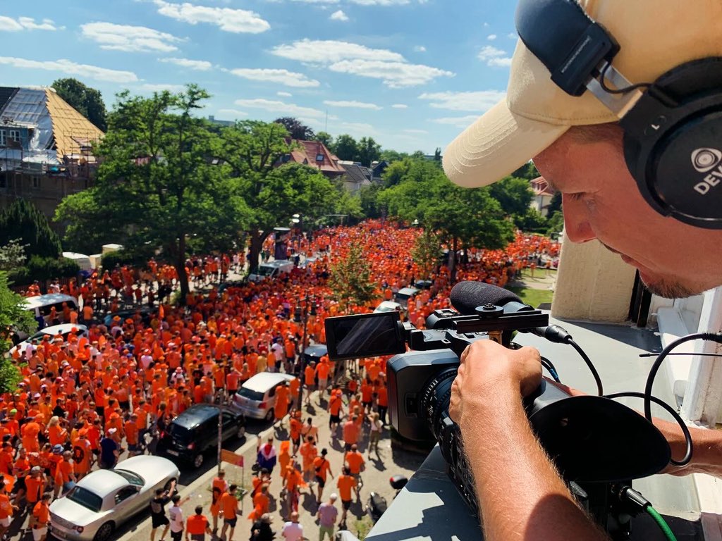 PimSedee's tweet image. Unbelievable #HUGE #massive #dutch #parade #BERLIN 🇳🇱🇦🇹🏆 @euro2024 @DutchOrangebus tens of thousends #fans @euro2024 @dimitrikoopman @onsoranje