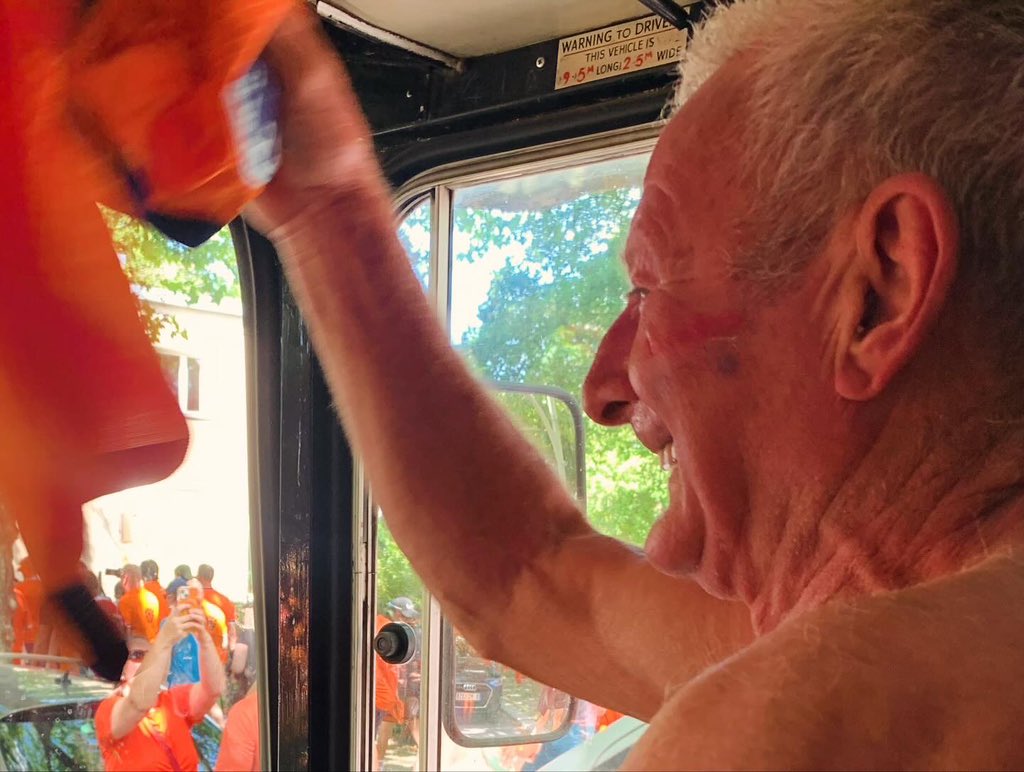 PimSedee's tweet image. Unbelievable #HUGE #massive #dutch #parade #BERLIN 🇳🇱🇦🇹🏆 @euro2024 @DutchOrangebus tens of thousends #fans @euro2024 @dimitrikoopman @onsoranje