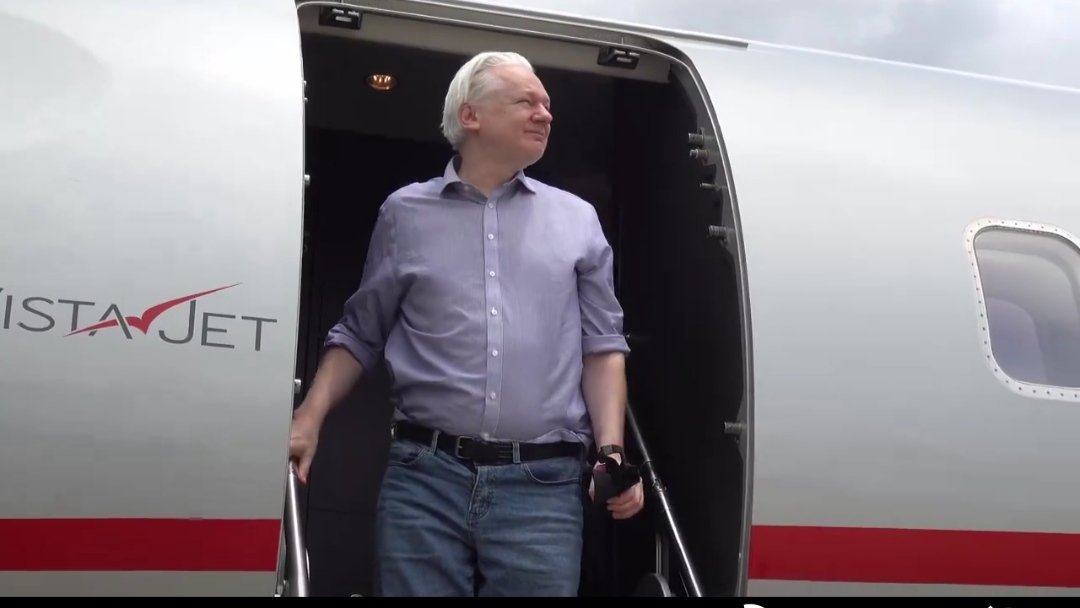 Assange sae de prisión

Despois de pasar 1901 días en prisión, máis de 5 anos nunha cela de 2x3 metros, illado 23 horas.
14 anos despois de mostrar ao mundo os crimes do exército estadounidense en Irak e Afganistán. 

"A liberdade de #Assange é a nosa liberdade"