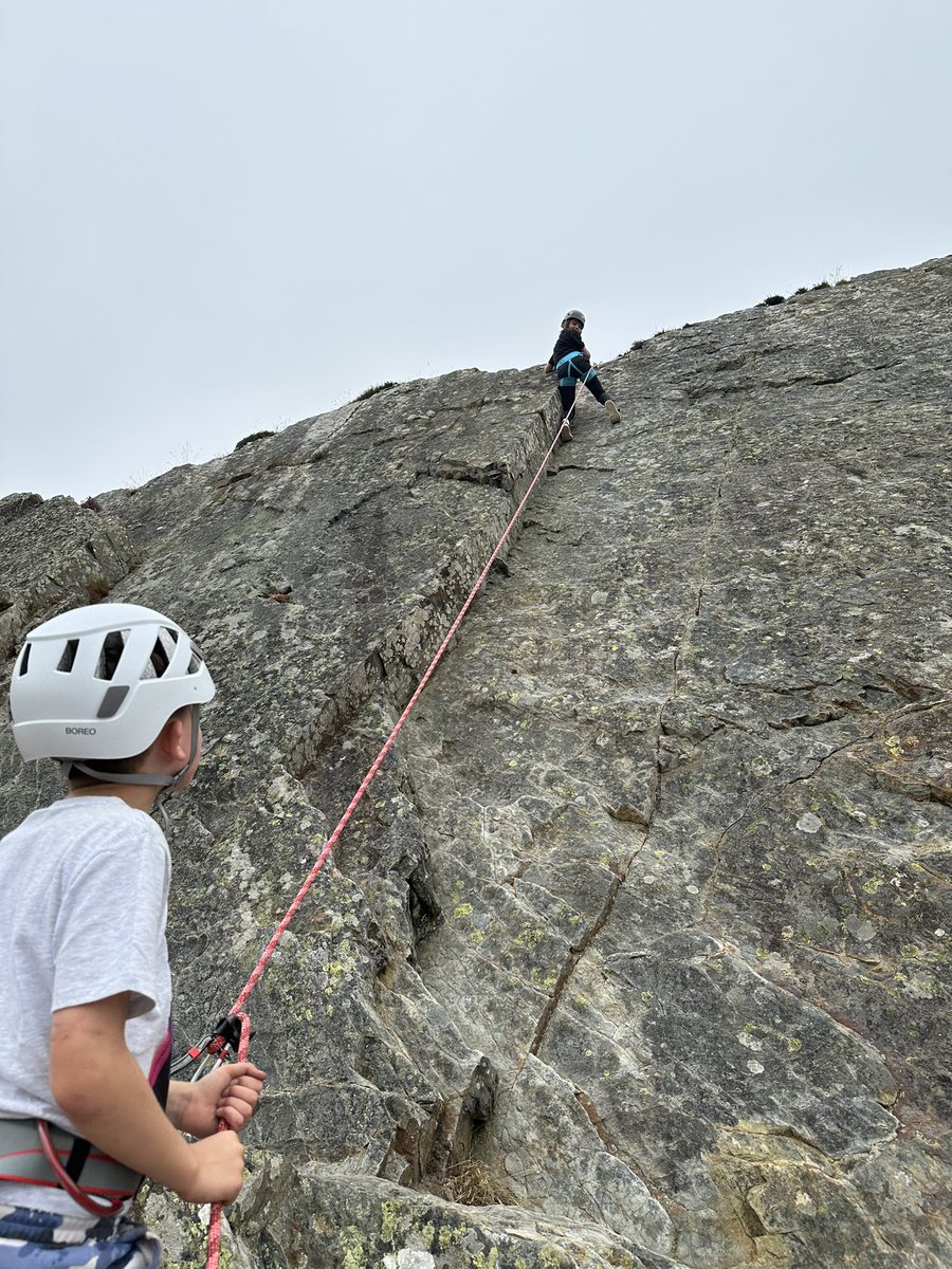 Diwrnod gwych hefo’r clwb dringo ar Fynydd y Dref

Great day with the climbing club on Conwy Mountain