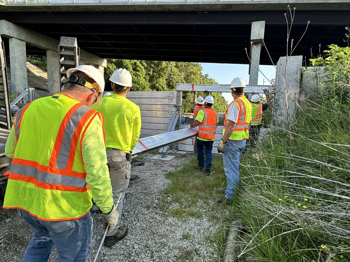 PapioNRD's tweet photo. Papio NRD crews were busy early this morning building a temporary levee closure section over the BNSF tracks at the Highway 370 bridge in Bellevue in anticipation of rising waters. 

Huge, thanks to our partners for working so quickly to help get the structure up. https://t.co/qiHpBORc8B