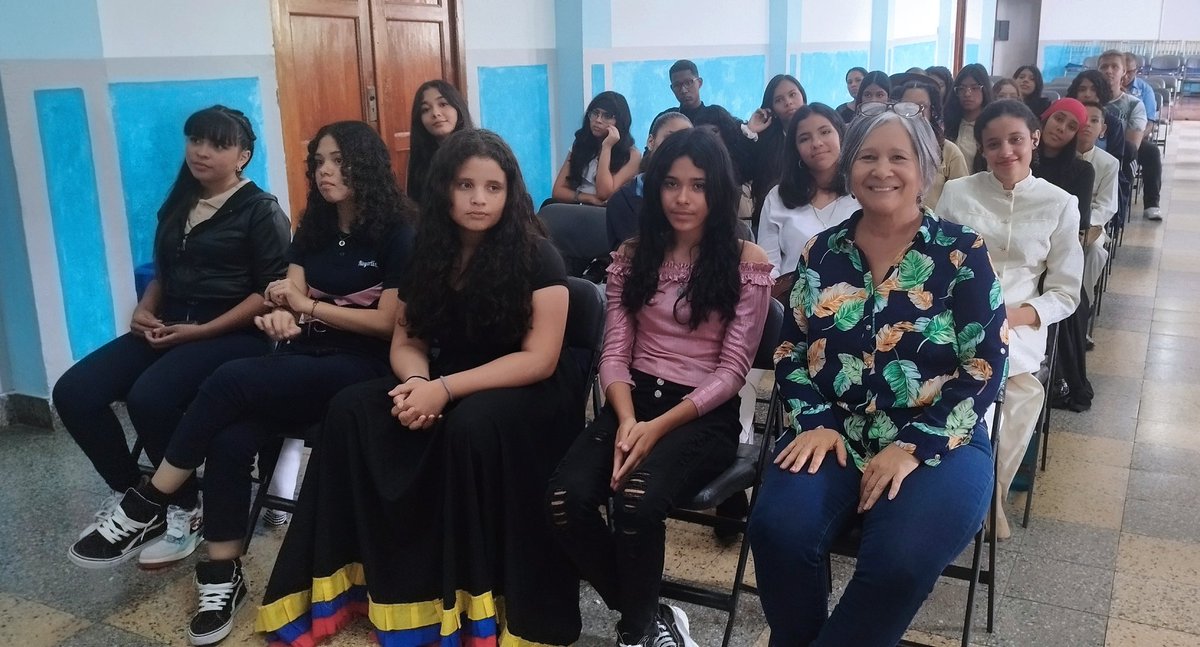 CatedralCDCE's tweet photo. En el Festival de la Voz Liceísta Estadal la Directora del CDCE Caracas Graciela Rapisarda, acompaña a los participantes y les recuerda que la música es esencial en la vida y el aprendizaje
#LoQueDigaNico
@NicolasMaduro
@_LaAvanzadora @MPPEDUCACION 
@CDCECaracas @gracielamarilis https://t.co/aNDt8Hhg2s