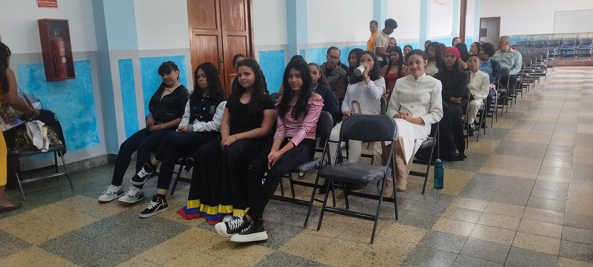 CatedralCDCE's tweet photo. En el Festival de la Voz Liceísta Estadal la Directora del CDCE Caracas Graciela Rapisarda, acompaña a los participantes y les recuerda que la música es esencial en la vida y el aprendizaje
#LoQueDigaNico
@NicolasMaduro
@_LaAvanzadora @MPPEDUCACION 
@CDCECaracas @gracielamarilis https://t.co/aNDt8Hhg2s