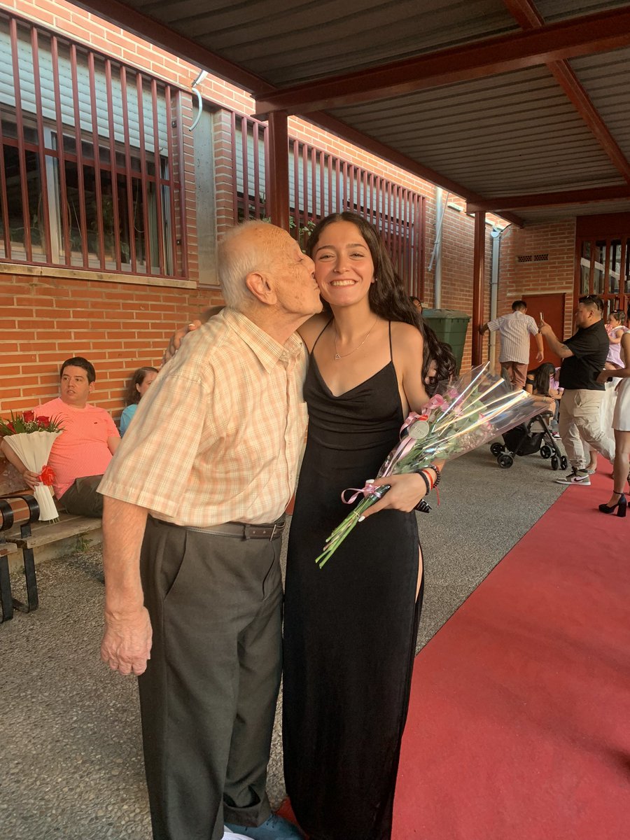 ittsgiannina's tweet photo. feliz estoy de que hayas podido verme graduarme, verte sonreír y llorar por verme, eres el amor de mi vida abuelo💘 https://t.co/xzfIX7Sd9L