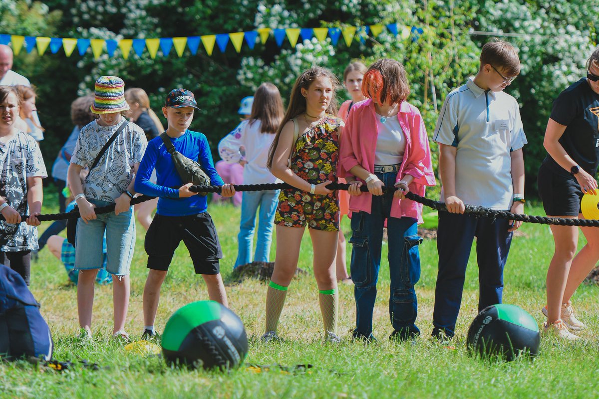UNHCRUkraine's tweet photo. UNHCR's partner @PoruchSpilka brought local &amp; internally displaced children together in Kyiv🇺🇦 for PORUCH FEST, where they could engage in different activities, meet new friends &amp; Ukrainian celebrities.
 
Supporting children's mental well-being is key to their inclusion. https://t.co/5S1RicYayc