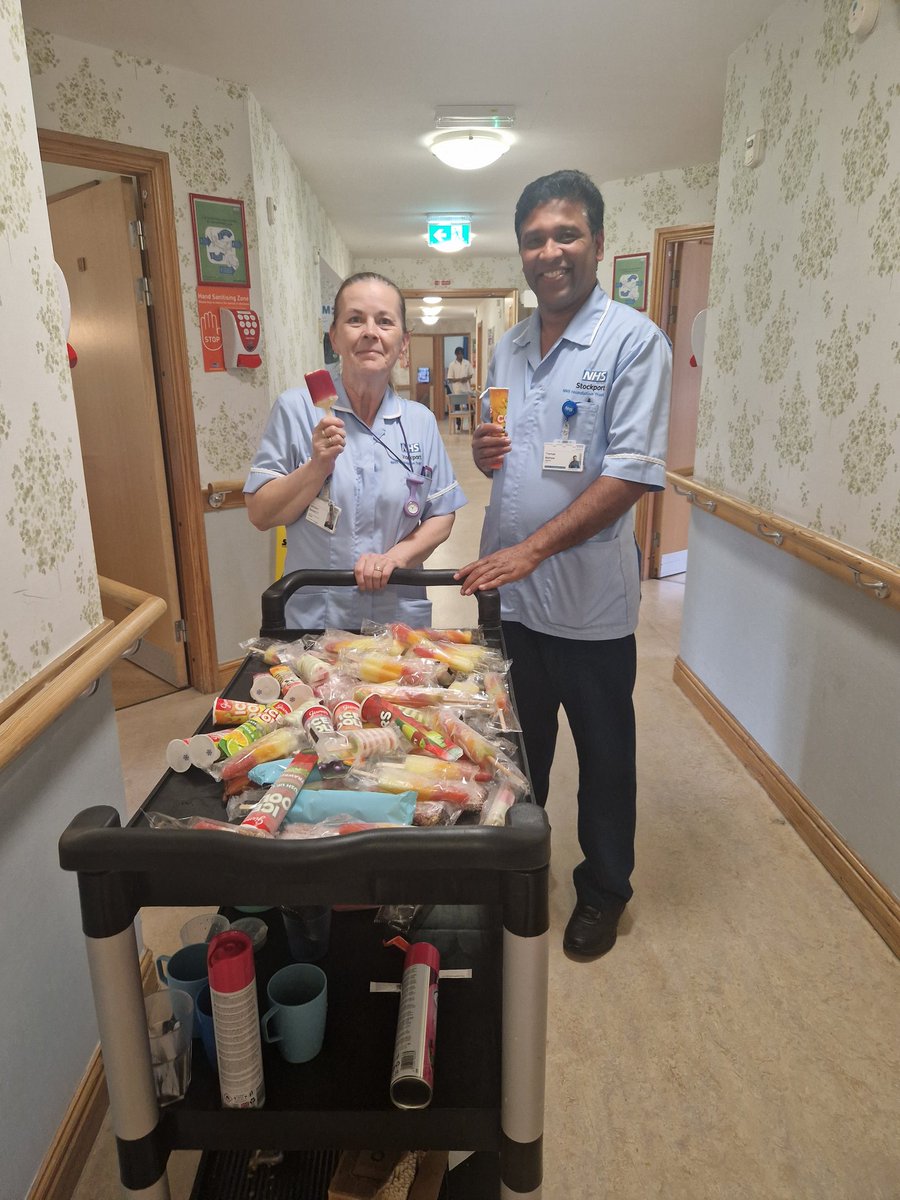 Our lovely staff handing out ice lollies to our patients on this hot day, staff were also able to enjoy an ice lolly as well 😁😁🌝☀️