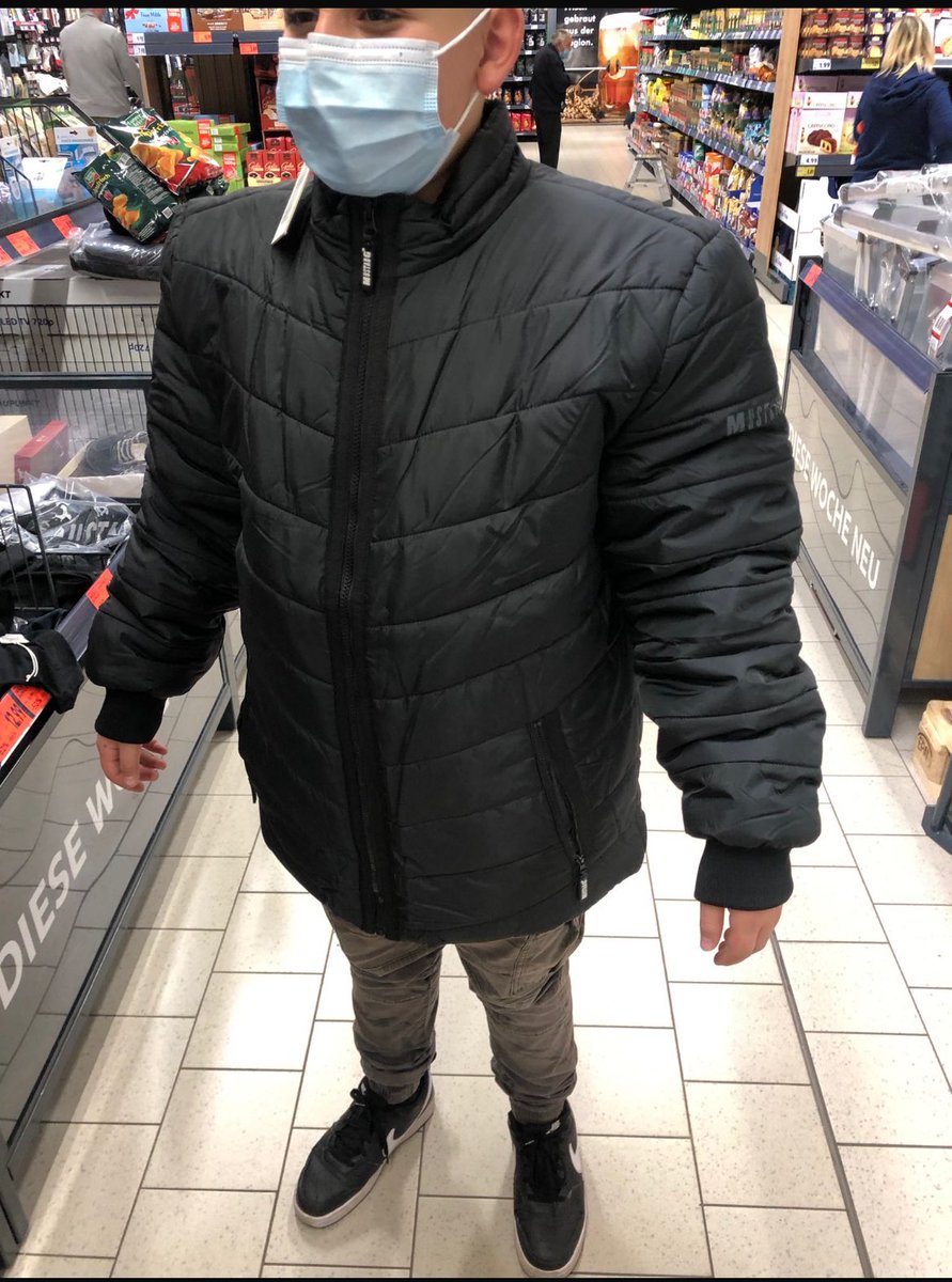 baba ist kaufland ruft mich an sagt hier ist eine jacke die ist voll schön soll ich dir kaufen ich sag nein er sagt warte ich zeig dir erstmal geht einfach zu nem random typen sagt zieh mal bitte kurz an ich muss ein bild machen und schickt mir das hier amk hahshaha