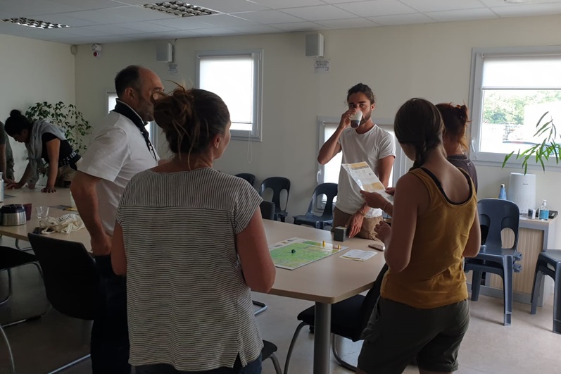 LPOVendee's tweet photo. Et si on parlait de manière simple et ludique des pratiques agricoles et leur impact sur la biodiversité sauvage ? La LPO Vendée a conçu le jeu "Paysans de nature. Un atelier était proposé aux bénévoles, salariés et stagiaires le 21 juin 2024 Plus d'infos https://t.co/b2uFOXOVQ7 https://t.co/kLHHqBQkFD