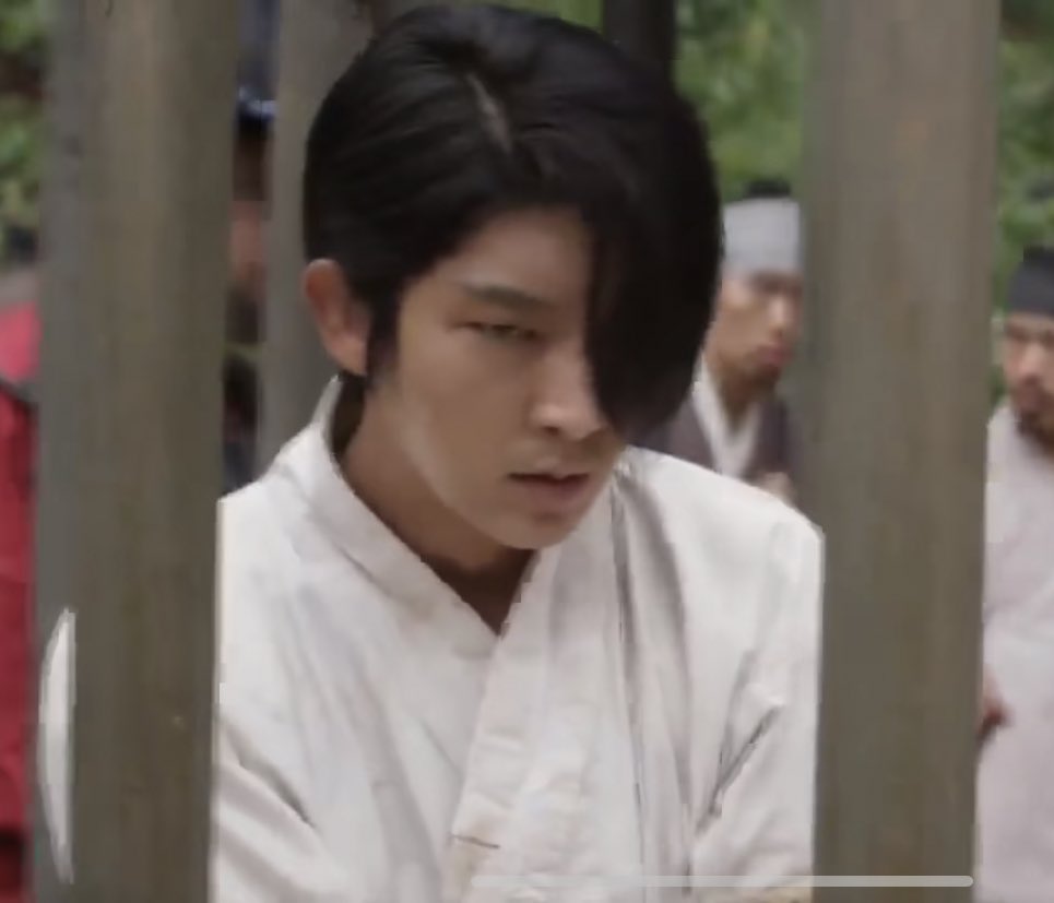 JG_moonluvrs's tweet image. I think #MoonLovers’ Producer saw this, had a vision, and immediately casted him as Wang So 2 years later, no? 🤓🧐 #GunmaninJoseon #Episode4 #이준기 #LeeJoonGi #Actor_JG