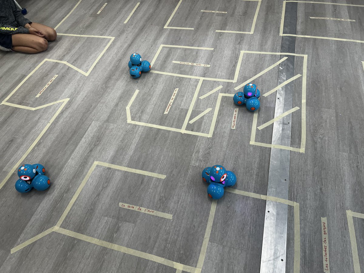 Giving directions to locations in the school with Les Frobots! <a href="/CatWoodsES_LDSB/">Cataraqui Woods ES</a> <a href="/LimestoneDSB/">Limestone District School Board</a> #corefrench #fsl