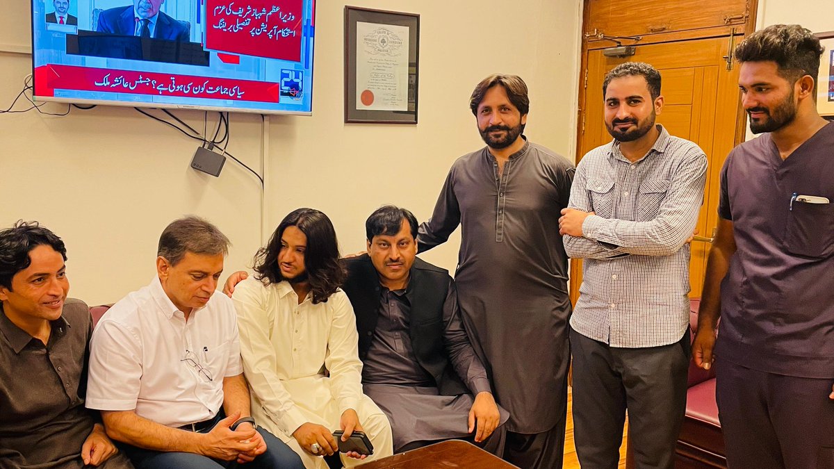 AsadAliMemon110's tweet photo. Celebrated birthday of Executive director jinnah postgraduate medical center Prof: Dr Shahid Rasool at his office with PSF cabinet members and invited him on the 5th anniversary of ex president PSF JPMC Unit marhoom #MumtazUmrani❤🇱🇾
#presidentpsfjpmc #abrazzaquepsf https://t.co/wvPwGfUzIo