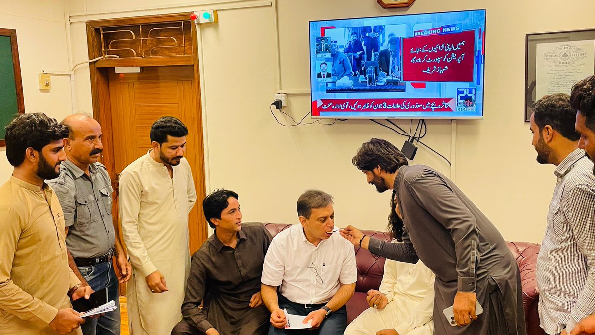 AsadAliMemon110's tweet photo. Celebrated birthday of Executive director jinnah postgraduate medical center Prof: Dr Shahid Rasool at his office with PSF cabinet members and invited him on the 5th anniversary of ex president PSF JPMC Unit marhoom #MumtazUmrani❤🇱🇾
#presidentpsfjpmc #abrazzaquepsf https://t.co/wvPwGfUzIo