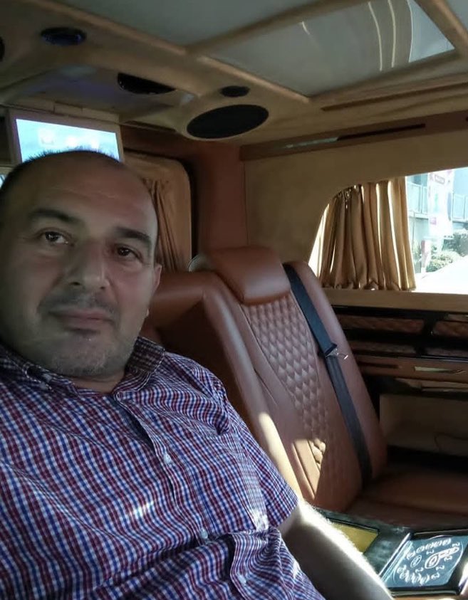 Bu fotoğrafta gördüğünüz kişi, Rize’de bir kız meslek lisesinde muhasebeci olarak çalışan Hasan Torpiloğlu’dur.

Bizler küçücük çocuklara bile dokunmaktan korkup çekinirken, bu hassas dönemde bu adamın pisliklerini sizlere anlatacağım. Yetkililerin en kısa sürede gerekeni