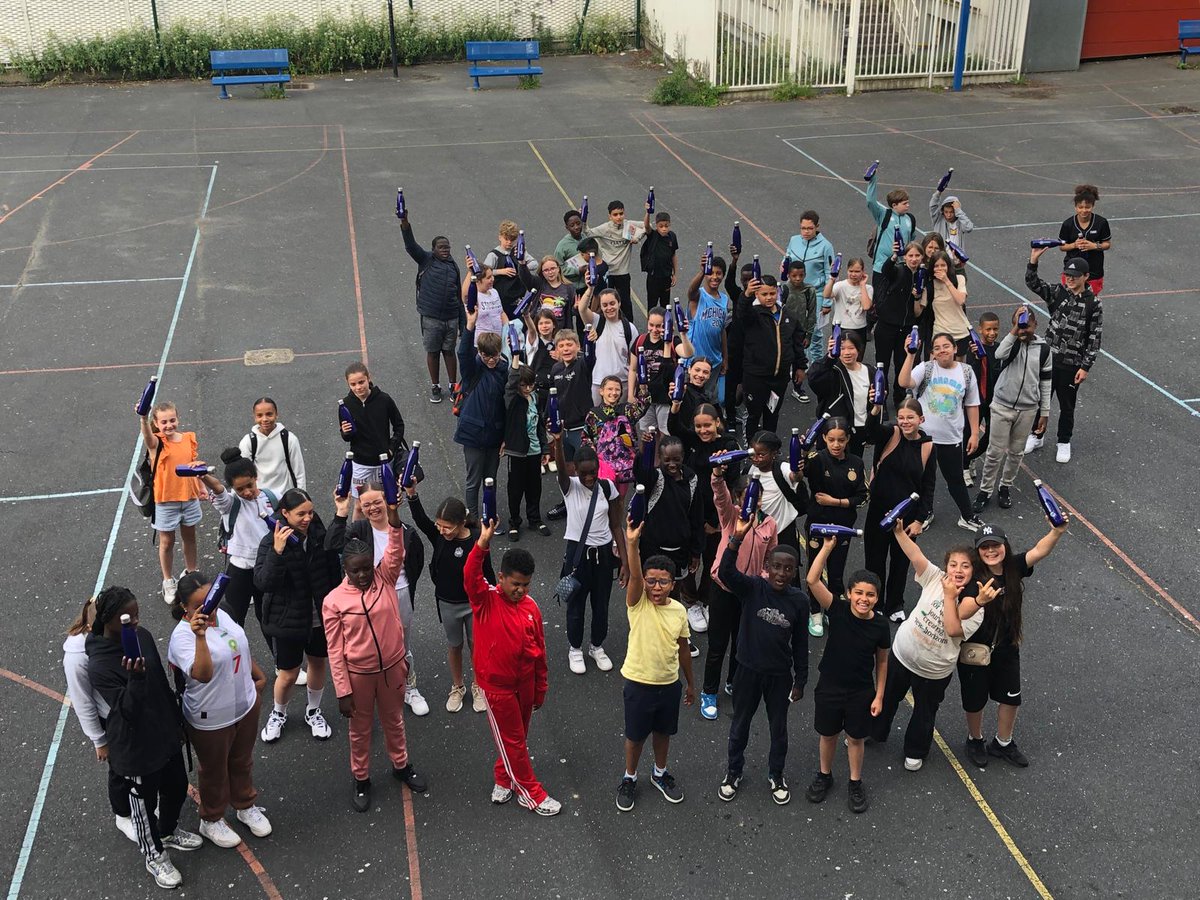 Collège Marcel PAGNOL, ce matin, nous avons eu l'occasion de distribuer aux élèves de 6ème la gourde offerte par le département 76. Les élèves étaient contents de récupérer celle-ci juste avant le tournois de Basket alors que la journée s'annonçait caniculaire.