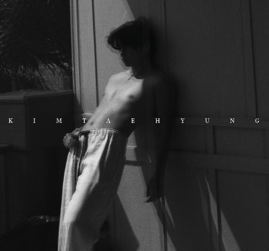 AboutMusicYT's tweet image. Taehyung shakes the world in a new photo.