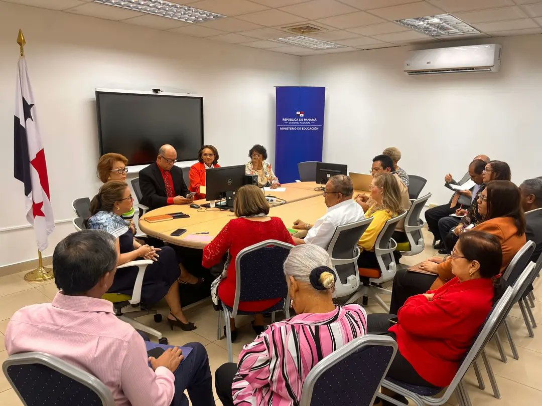 Sostuve una reunión con todos los supervisores nacionales para definir diversos puntos importantes en referencia a las acciones concretadas y las pendientes. Al mismo tiempo, aproveché para agradecer el trabajo realizado por este equipo a lo largo de su gestión en la institución.