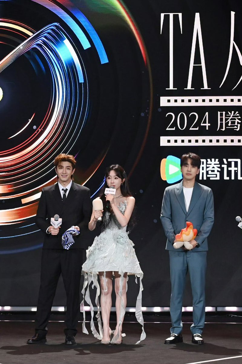 xuanlufanpage's tweet photo. 240624 #XuanLu weibo

“A happy day 📷”

#TencentConference
#2024TencentVideoDramaParty 

Drama #爱上海军蓝 
#宣璐 #선로
#ZouTingWei #邹廷威
#金瀚 #JinHan 
3/4 https://t.co/WkvtnZ7lYp