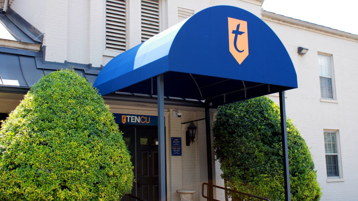 TENCreditUnion's tweet image. 🎉 Guess what? Our signs at Main just had a major glow-up! Come see the new look 👀 ✨ #FreshLook #SignRefresh #TENCU #Nashville #Tennessee #Glowup