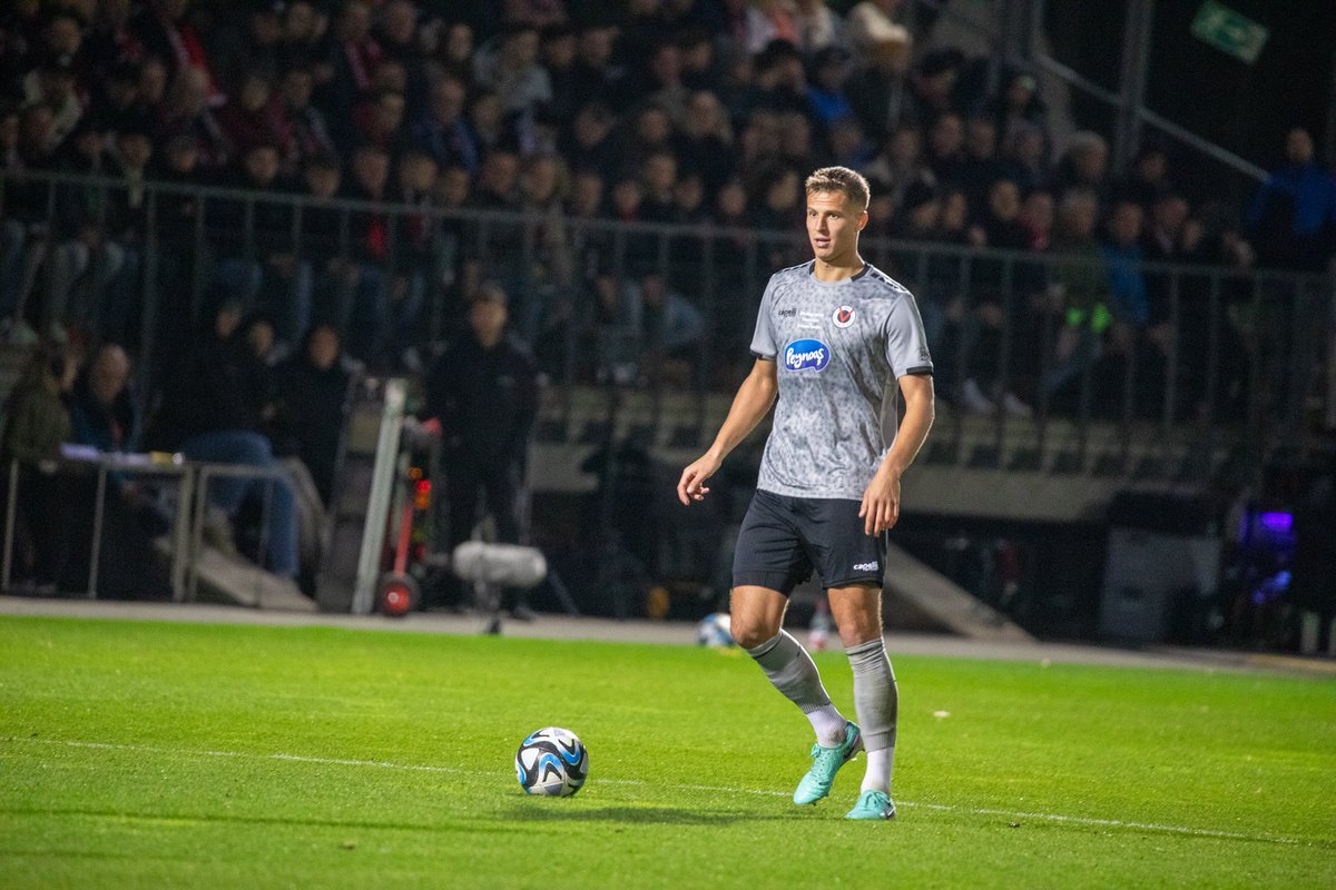 Verteidiger Michael Schultz schließt sich zur neuen Spielzeit Rot-Weiss Essen an. Der Innenverteidiger verlässt die Schäl Sick damit nach anderthalb Jahren. Über die Ablöse-Modalitäten haben beide Vereine Stillschweigen vereinbart. 🤝🏼
____
#Vussball #3Liga #Transfer