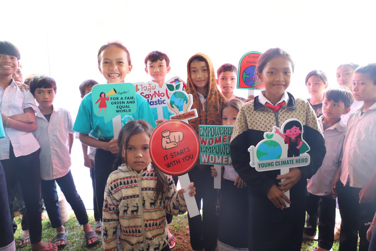 📸SCI Laos, in partnership with MoES and MoNRE, held a photovoice exhibition in Seponh District. Children from six schools shared their climate change experiences, driving meaningful changes in their schools! 📚
Read more: bit.ly/3KZcG7h
#ChildrenChangingOurClimateFuture