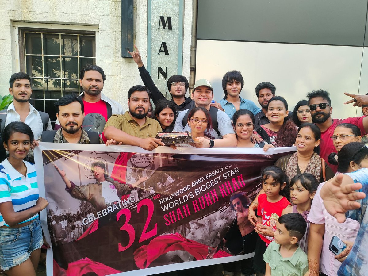 SRKUniverse's tweet photo. SRK fans from #Mumbai celebrated 32 Years of King Khan in Bollywood with 'We love Shah Rukh' 'India's Pride Shah Rukh Khan' chants, cake cutting &amp; what not ❤️🔥

@iamsrk @pradhananshul41 #32YearsOfSRK #ShahRukhKhan
#32YearsOfShahRukhKhan
#32GoldenYearsOfSRK #SRK #KingKhanFans https://t.co/z6Y6ens60G