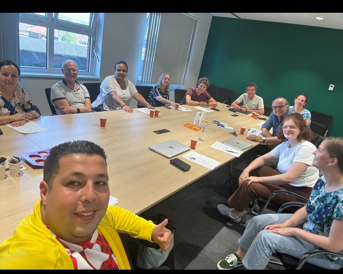 Vandaag overleg in Hilversum over De Stille Strijd. Van 9 t/m 23 sept op de Kerkbrink in Hilversum, organiseren we activiteiten om het taboe op zelfdoding onder jongeren te doorbreken. @Versawelzijn speelt een cruciale rol en werkt samen met gemeente en scholen.