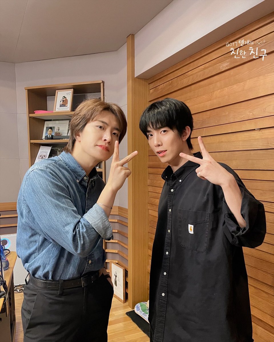 mbcbf_ever's tweet photo. 🦦친친🦦
#손님왔달
#휘영 #SF9

친친과 많이 친해진 아기고양이 🐈‍⬛
청춘의 사랑을 노래하는 휘영님과 함께 💘
언제든 놀러오세요 ✨

#MBC #RADIO #GOT7영재의친한친구 #친한친구 #친친 #달친친 #달디 #GOT7 #갓세븐 #영재 #YOUNGJAE https://t.co/Rvp0rlA53P